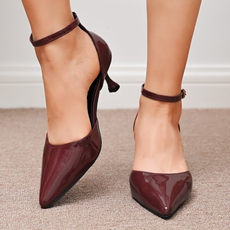 Dress Shoe Pointed - รองเท้าส้นสูงหัวแหลมสำหรับผู้หญิง ส้นเตี้ยแบบคิตเทนฮีล ผิวเงาแบบหนังแก้ว สายรัดข้อเท้าพร้อมหัวเข็มขัด รองเท้าสำหรับงานปาร์ตี้และชุดเดรส สไตล์คลาสสิก